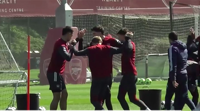 Bài tập độc lạ của Arsenal