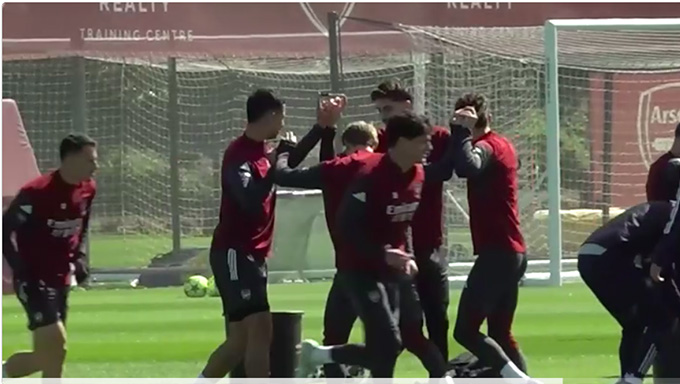 Họ cố gắng giữ chiếc bút không rơi, trong khi vẫn rê bóng