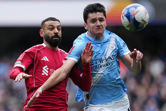 Liverpool nên loại Salah?