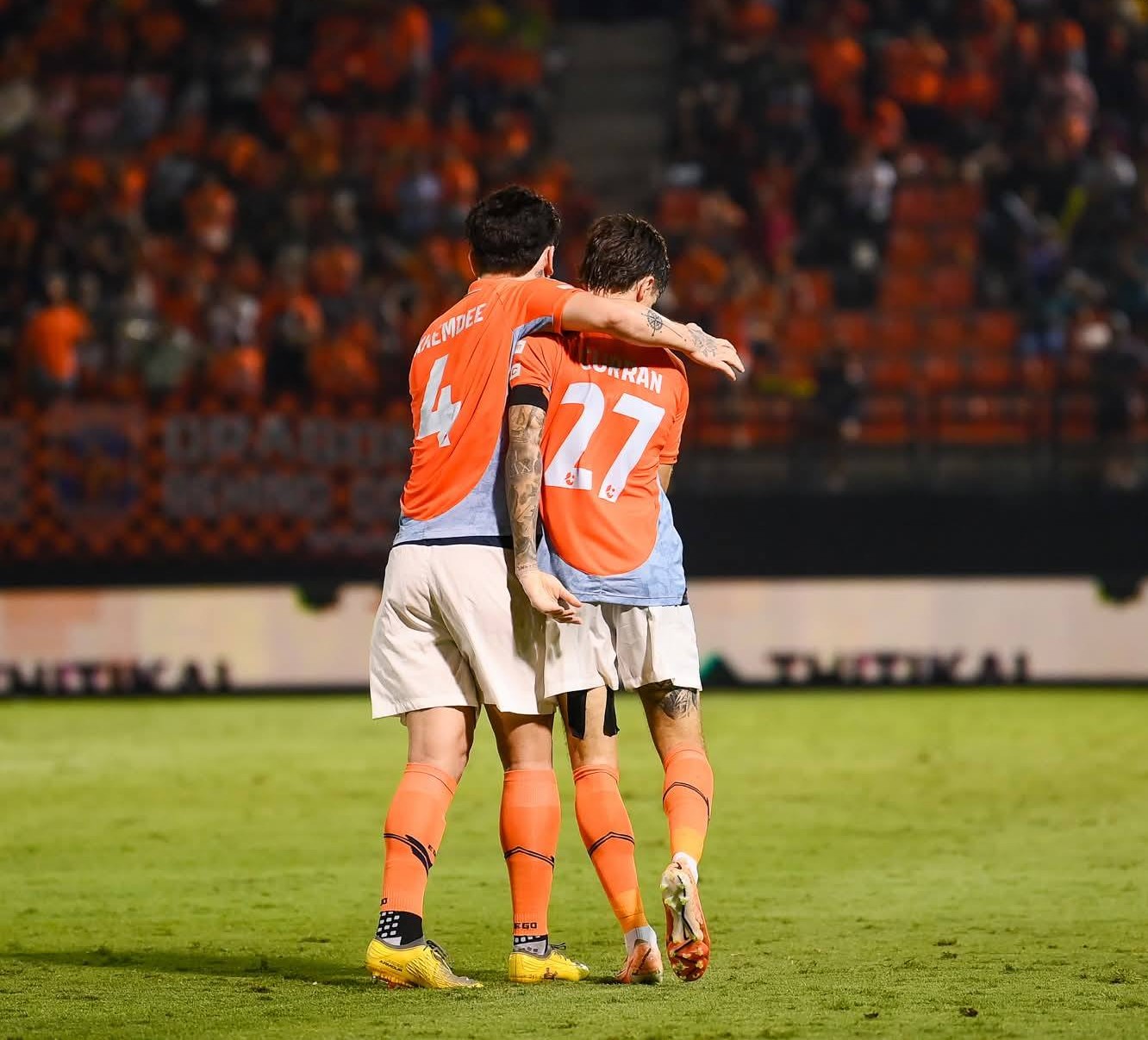 Trung vệ Jonathan Khemdee tập tễnh rời sân sau khi dính chấn thương. Ảnh: Ratchaburi FC.