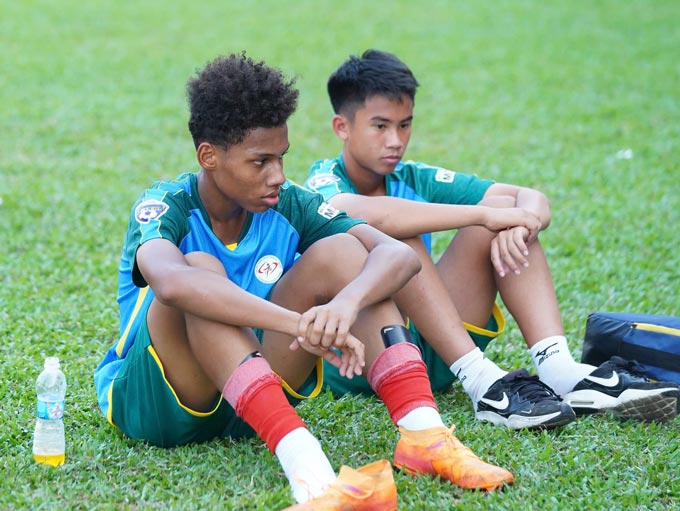 Adu Huỳnh Đức không giấu được sự thất vọng. Ảnh: Nguyễn Khanh