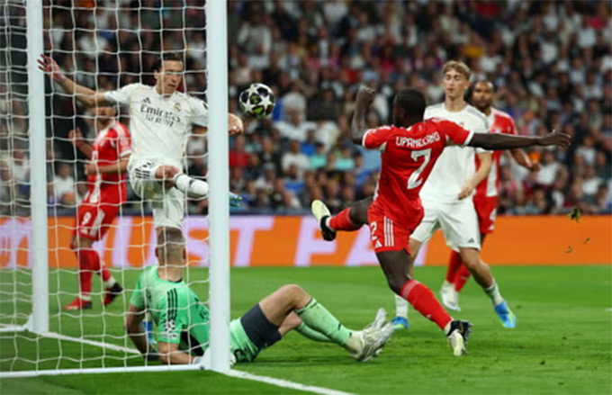 Cánh trái của Alvaro Carreras liên tục bị khai thác