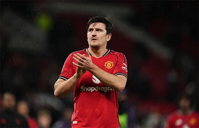 Dù mới gia hạn, Maguire cũng không được Scholes tin tưởng