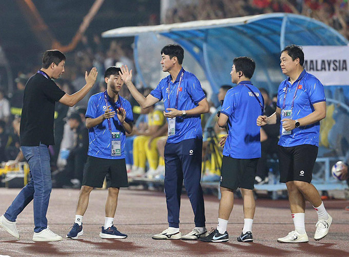 Trợ lý Lee Jung Soo chia tay ĐT Việt Nam - Ảnh: VFF