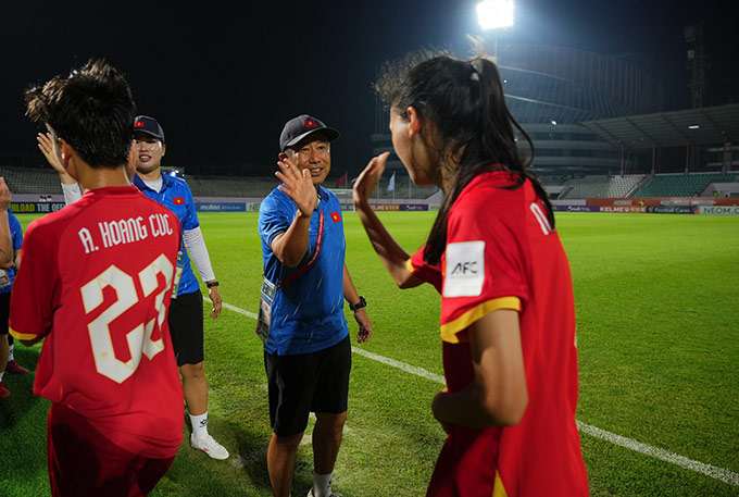 HLV Masahiko hài lòng về tinh thần thi đấu của các học trò - Ảnh: VFF