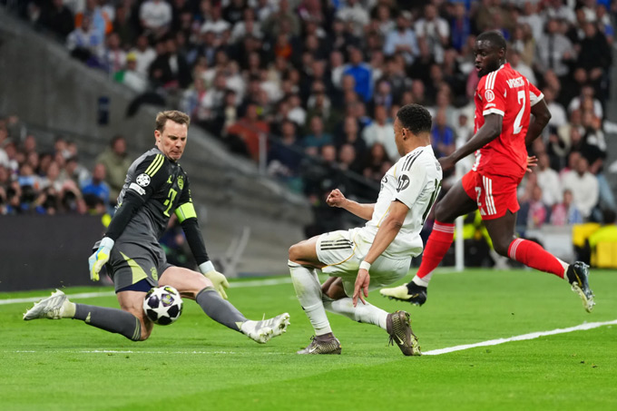 Neuer đã cứu thua ngoạn mục cho Bayern trong rất nhiều tình huống