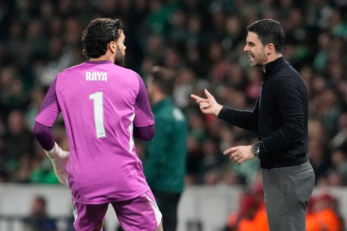 Raya liên tục nhận chỉ đạo từ Arteta