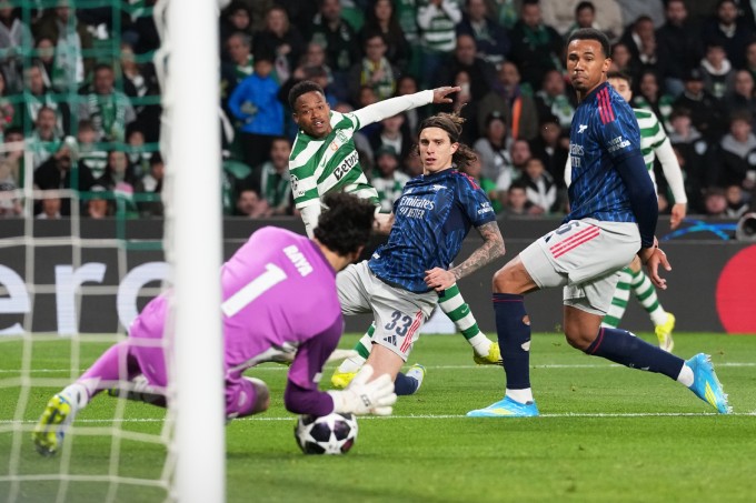 Raya liên tục làm nản lòng các chân sút Sporting