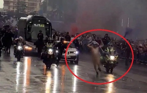 Fan khỏa thân chặn đầu xe buýt của Real Madrid