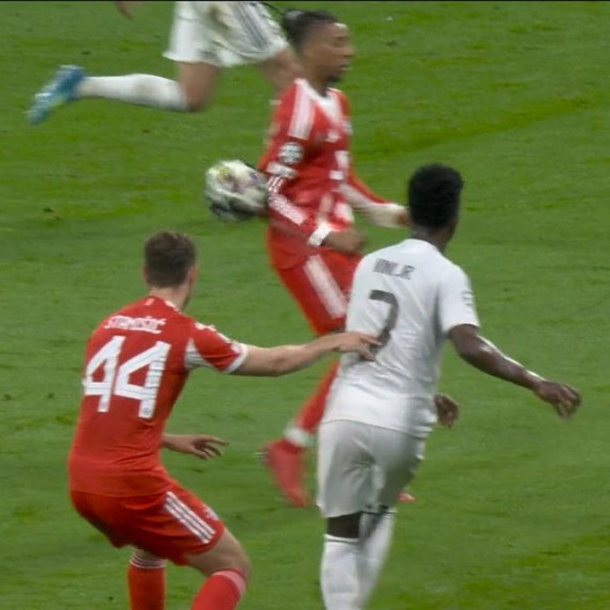 Olise để bóng chạm tay trong tình huống dẫn đến bàn thắng đầu tiên của Bayern. Ảnh chụp màn hình