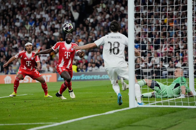 Upamecano có cơ hội dứt điểm khi cách khung thành Real chỉ vài mét