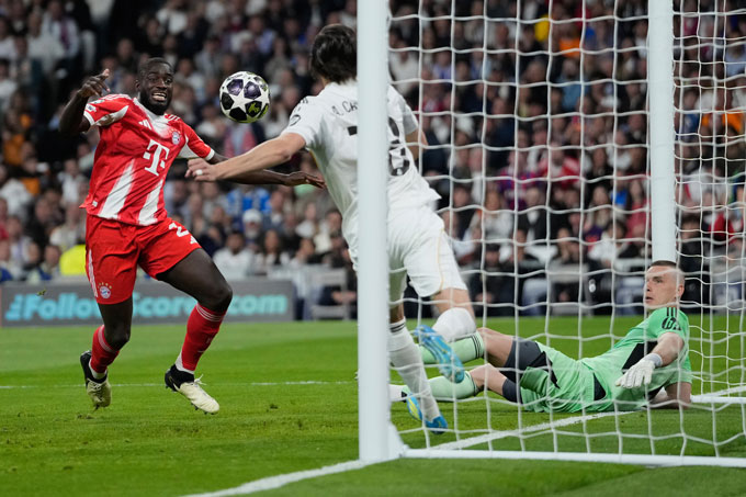 Tuy nhiên, anh xử lý vụng về và để Carreras phá bóng ra