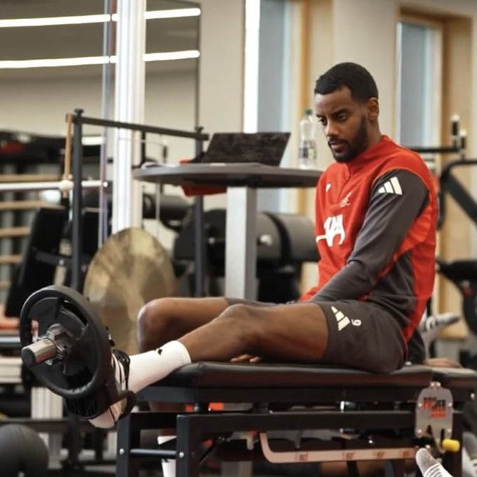 Isak sẽ thi đấu ở trận PSG vs Liverpool? - Ảnh: @FabrizioRomano