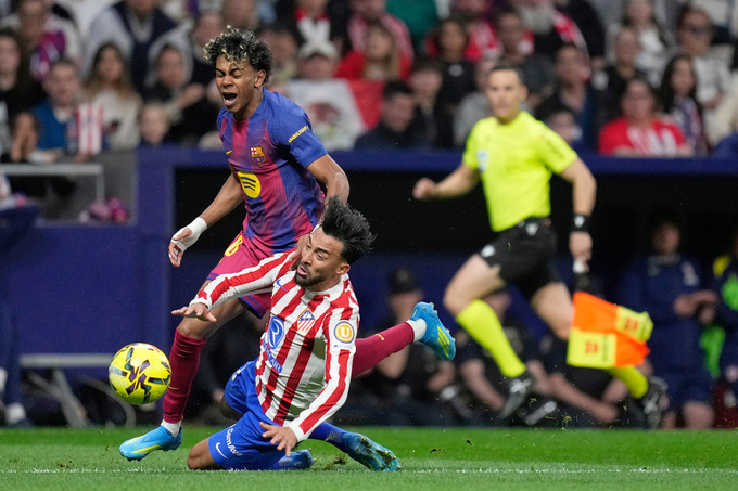 Trước Atletico, Yamal đã chơi không tệ và còn trực tiếp khiến Nico Gonzalez phải nhận thẻ đỏ.