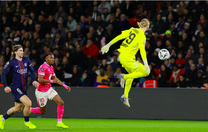 Safonov cũng có những sai lầm, như trong trận gặp Toulouse