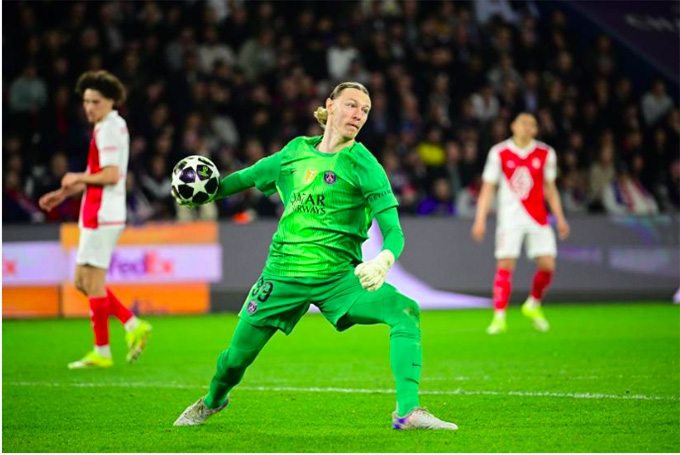 Một Matvey Safonov "cổ đại" trong khung gỗ PSG. Ảnh: L'Equipe