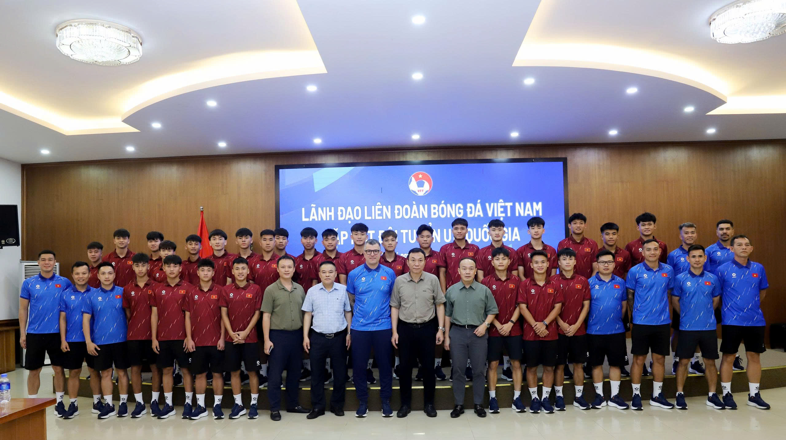 Chủ tịch VFF Trần Quốc Tuấn gặp mặt, động viên U17 Việt Nam trước giải U17 Đông Nam Á 2026