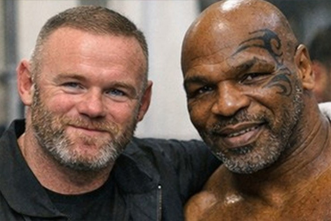 Rooney tiết lộ rằng anh từng phải bảo Mike Tyson dừng việc đấm vào mạn sườn mình