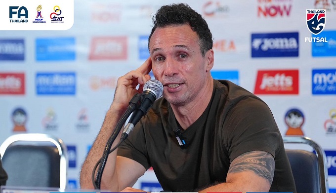 HLV Diego Giustozzi trong buổi họp báo sau trận 
