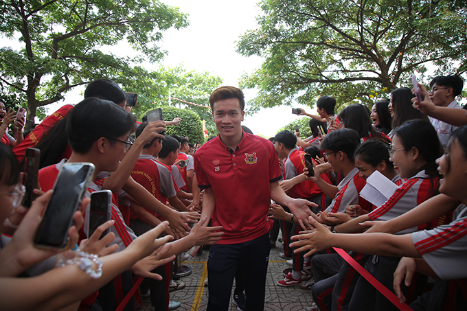 Hoàng Đức được sự chào đón nồng nhiệt của các học sinh