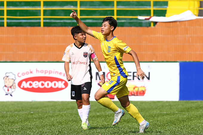 Văn Tài lập hat-trick cho SLNA. Ảnh: Nguyễn Khanh