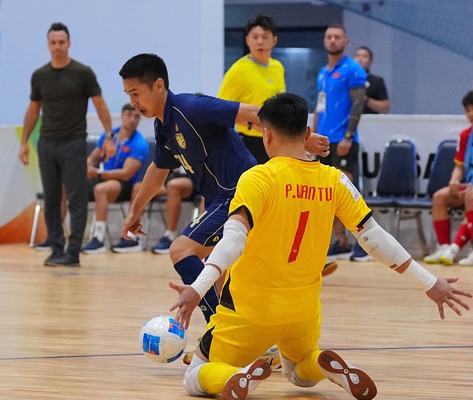 Thủ môn Văn Tú chặn pha hãm thành của Thái Lan. Ảnh Futsal Thailand