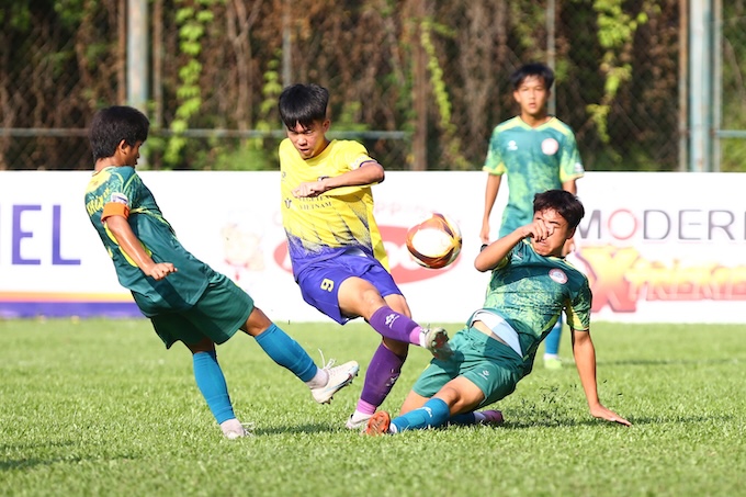 U15 Hà Nội (áo vàng) có tiếp tục chứng tỏ sự vượt trội? Ảnh: Nguyễn Khánh 