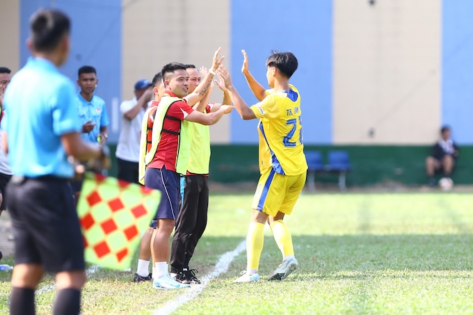 Niềm vui chiến thắng của thầy trò U15 SLNA tại vòng bảng. Ảnh: Nguyễn Khánh