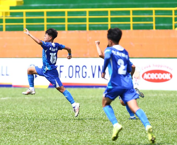 Tiền vệ cánh trái của Quảng Nam tạo ra những đường cong rất đẹp trên sân đấu