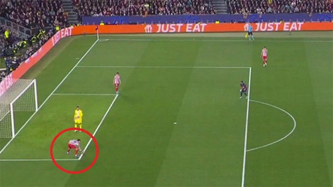 Tình huống các cầu thủ Barca yêu cầu quả phạt 11m