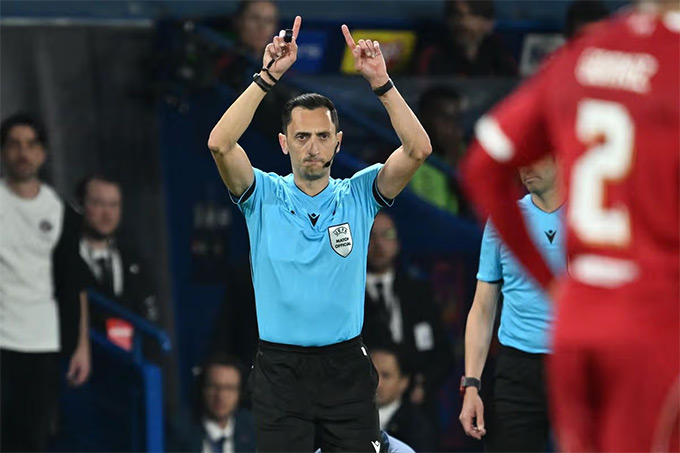 VAR giúp Liverpool thoát khỏi một quả phạt 11m