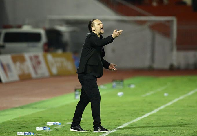 HLV Popov có cá tính mạnh, thường xuyên có những phát ngôn nhắm đến VPF và trọng tài làm ảnh hưởng đến hình ảnh giải đấu - Ảnh: Đức Cường 