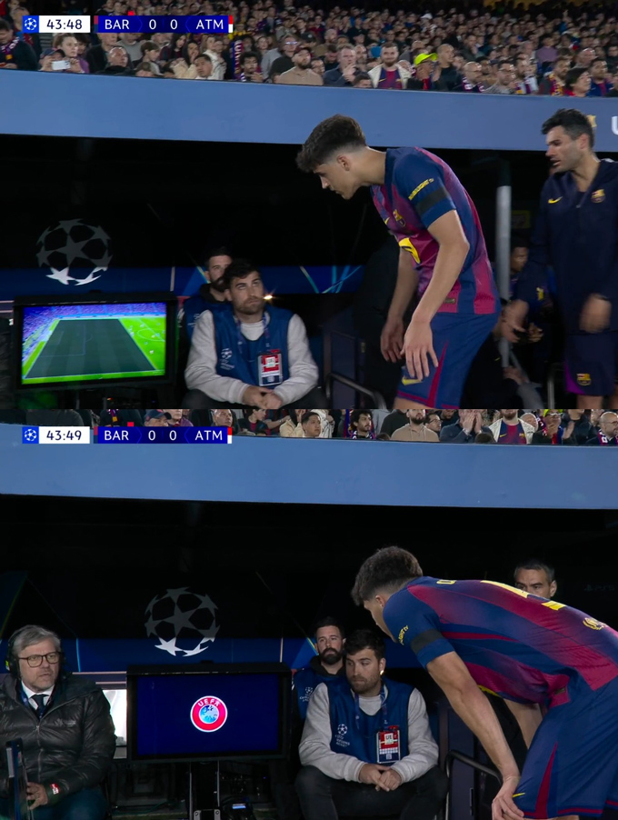 Cubarsi chạy tới muốn check VAR nhưng tổ VAR đã lập tức tắt màn hình