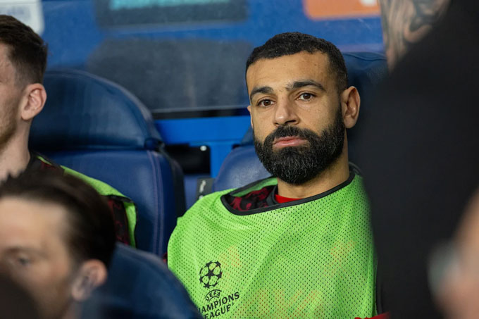 Salah ngồi dự bị cả trận PSG vs Liverpool. Ảnh - This is Anfield