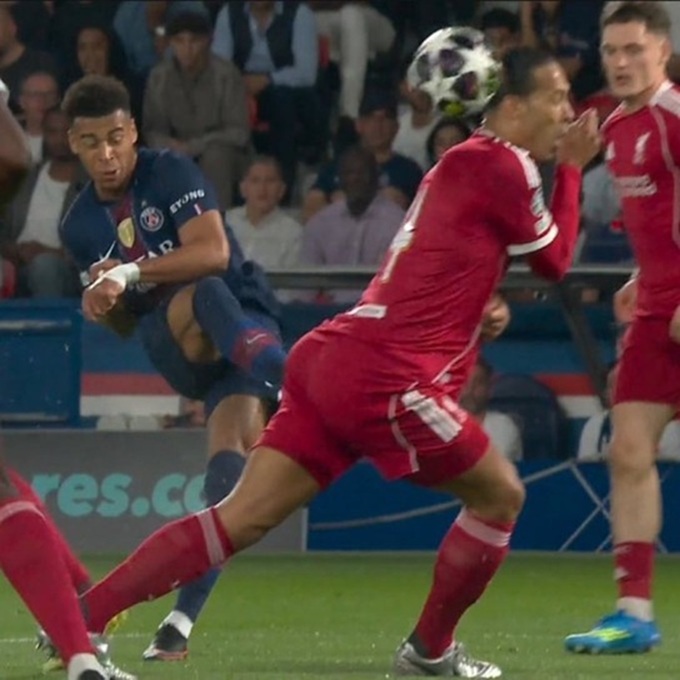 Đây là cách Van Dijk "cản phá" cú sút thành bàn của Desire Doue