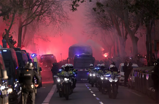 Xe bus chở các thành viên Atletico dưới sự hộ tống của cảnh sát
