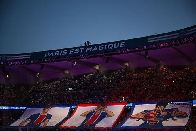 Hình ảnh chàng Hulk mặc áo PSG xé toạc logo Liverpool. Ảnh: Getty