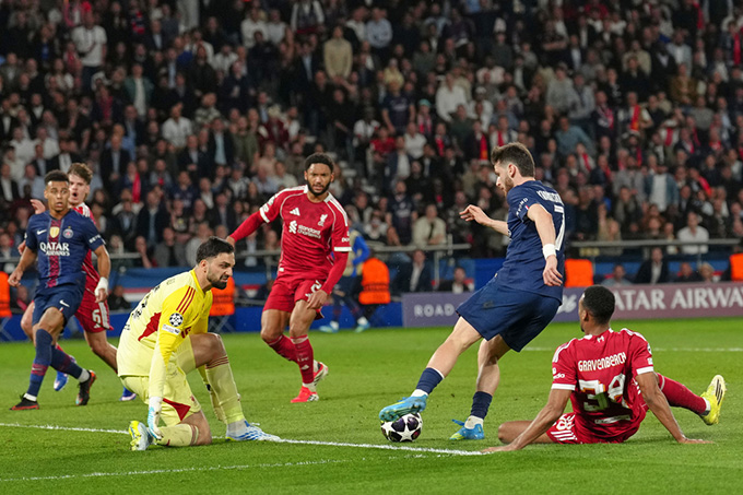 Kvara khiến các hậu vệ Liverpool khốn khổ