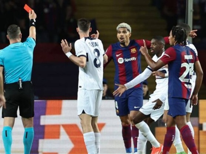 Barca thường xuyên dính thẻ đỏ khi đá ở Champions League