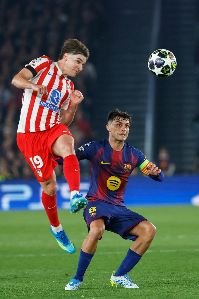 Alvarez bật cao hơn hẳn cầu thủ của Barca