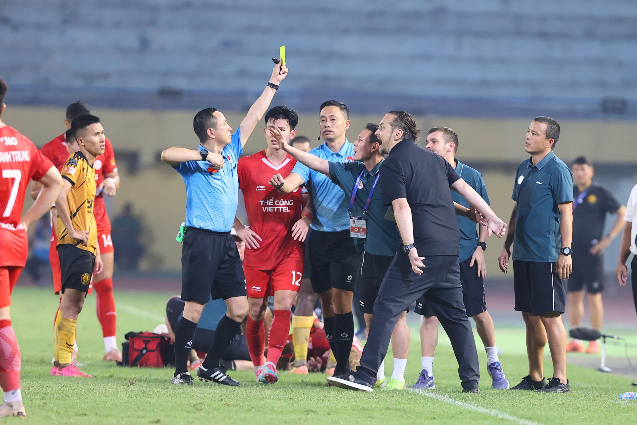 HLV Popov nhận thẻ đỏ vì lỗi phản ứng trọng tài