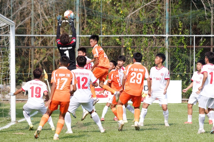 SHB Đà Nẵng (áo cam) gần như chẳng có cơ hội làm khó Thể Công Viettel I - Ảnh: Nguyễn Khánh