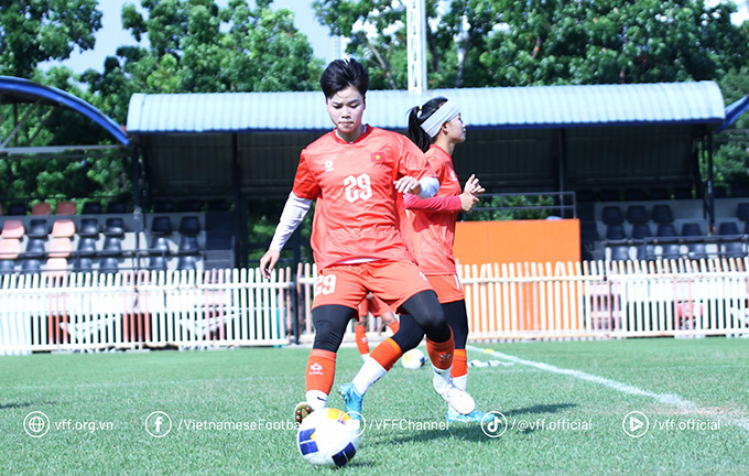 Buổi tập tiếp tục diễn ra theo khung giờ thi đấu từ 15h30 trong điều kiện thời tiết nắng nóng.