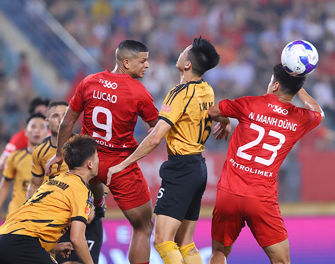 Thể Công Viettel không được công nhận 2 bàn thắng vì phạm lỗi - Ảnh: Đức Cường