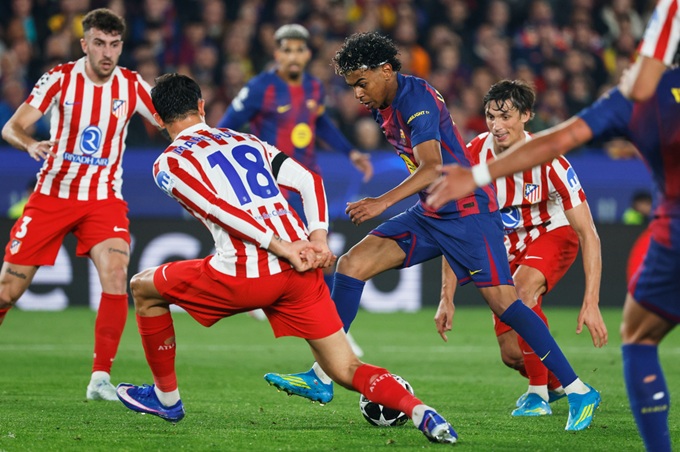 Yamal vùng vẫy trong hàng thủ Atletico