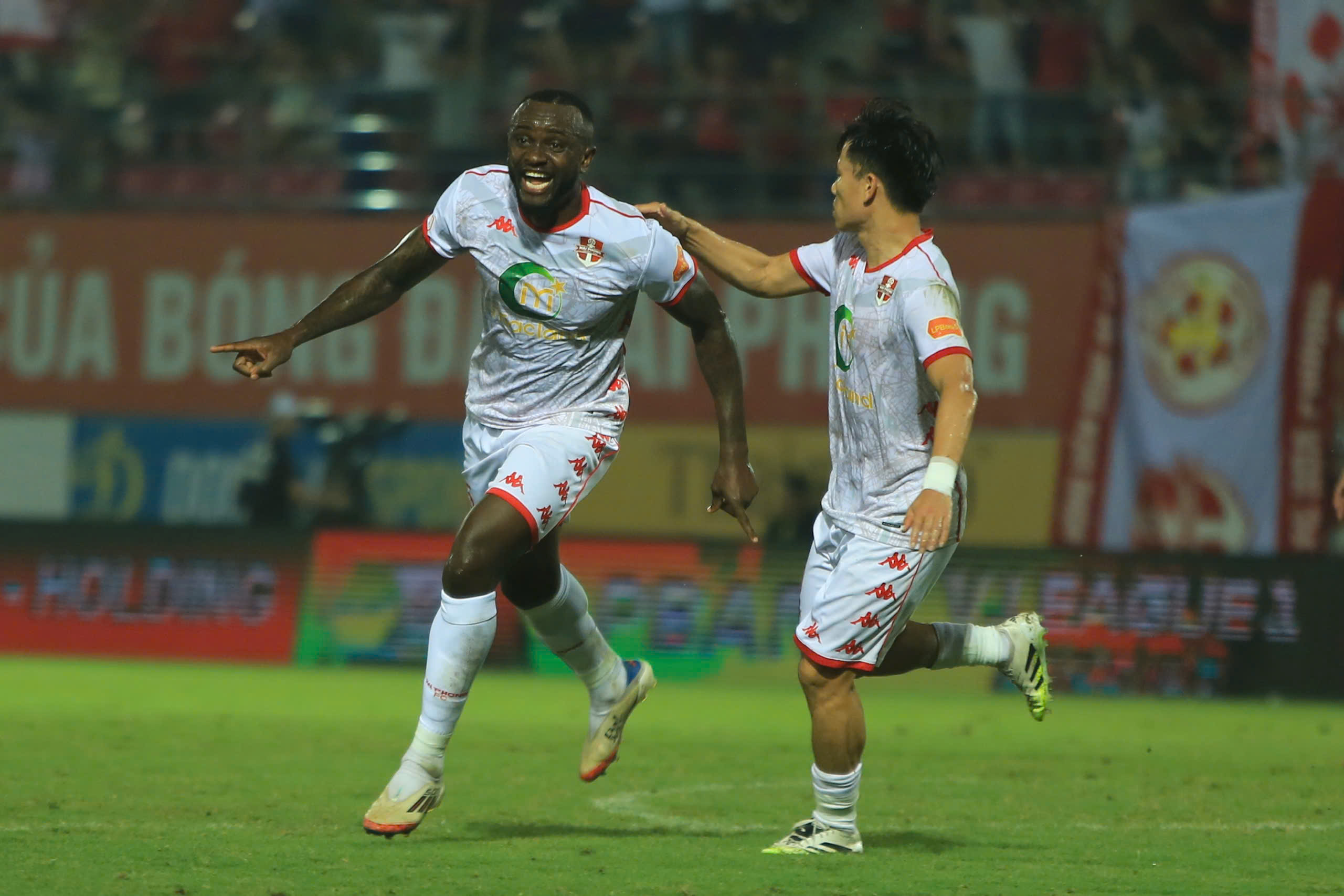 Hải Phòng áp đảo trước Công an TP.HCM trong suốt 90 phút - Ảnh: Đức Cường