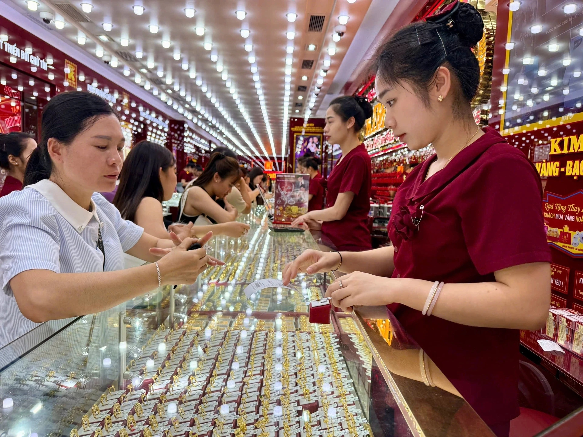 Vàng miếng DOJI dẫn đầu về giá bán ra với 172,5 triệu đồng/lượng, chênh lệch mua – bán ở mức 3 triệu đồng