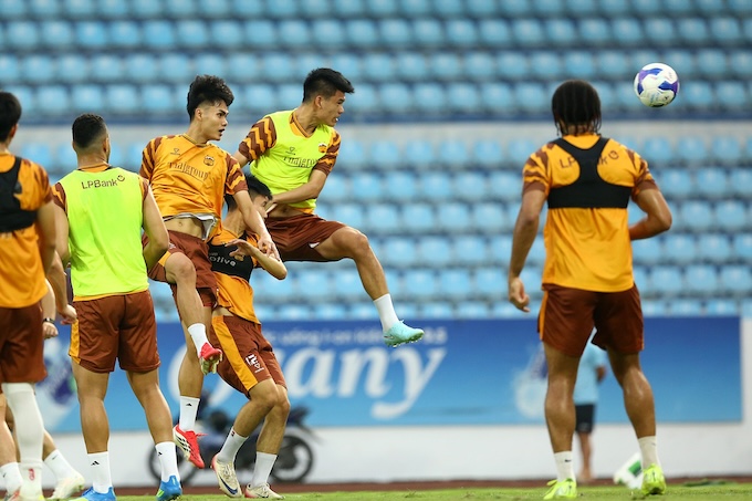 HAGL đang nỗ lực tìm điểm trên sân Thiên Trường - Ảnh: FBNV