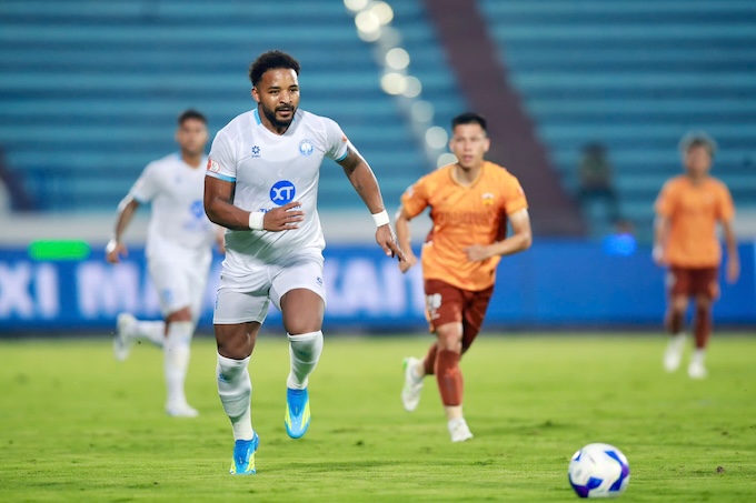 Xuân Son gần như bế tắc trước hàng thủ của HAGL - Ảnh: Quang Đương 