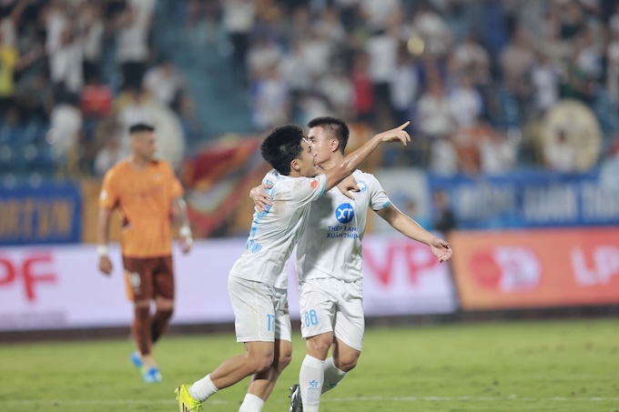 Niềm vui với bàn gỡ hoà 1-1 của Nam Định không kéo dài quá lâu - Ảnh: Quang Dương 